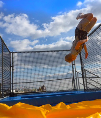 Salle de trampoline mobile dans la rue